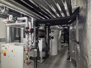 Armaflex isolatie aangebracht op GKW-leidingen ter voorkoming van condensatie en corrosie bij Uzin Utz Nederland